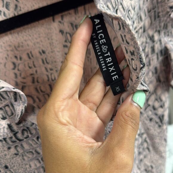 Alice & Trixie Sleeveless Top with Mandarin Collar Patterned Ruffle Sleeve - XS - Picture 3 of 3